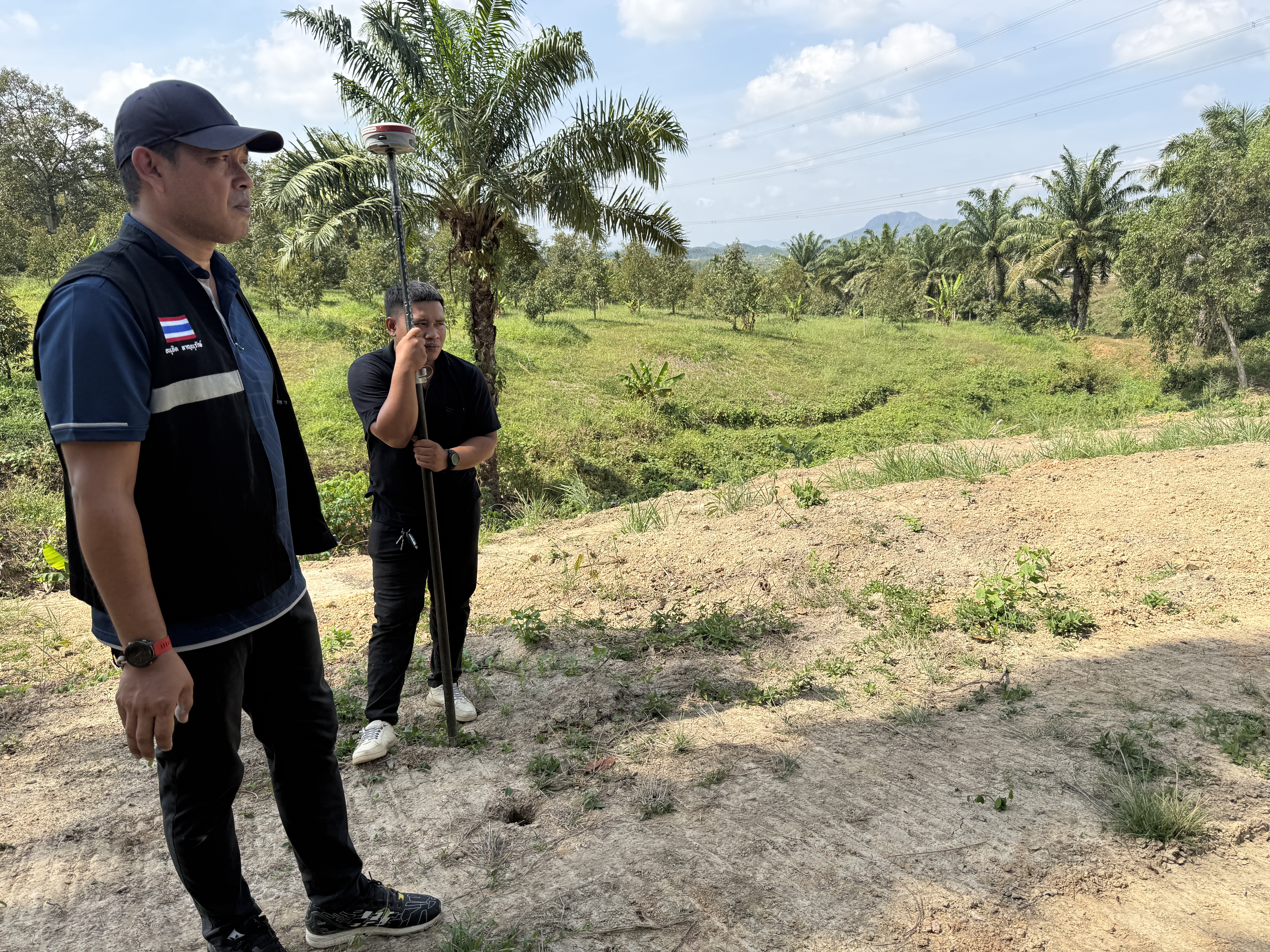 title - วันจันทร์ที่ 19 มกราคม 2569 นายนิกร ไพริน ปฏิรูปที่ดินจังหวัดชุมพร มอบหมายให้ นายพิษณุ บุญแนบ ผู้อำนวยการกลุ่มงานช่างและแผนที่ พร้อมด้วย เจ้าหน้าที่ ส.ป.ก.ชุมพร ลงพื้นดำเนินการรังวัดที่ดิน 